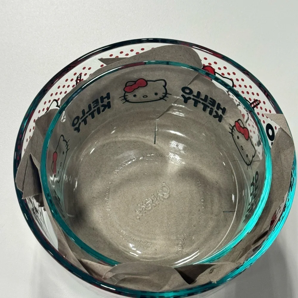 Pyrex Hello Kitty 7 & 4 Cup Glass Storage Bowls 7201 7203 NOS with lids